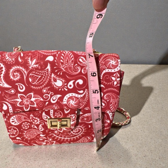 Red White Paisley Mini Crossbody Bag Gold Chain Strap - Picture 5 of 6